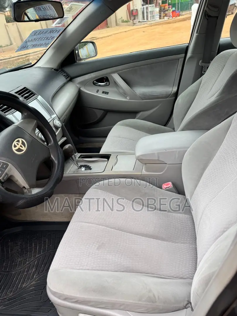 Toyota Camry LE 4dr Sedan (2.5L 4cyl 6A) 2011 Gray