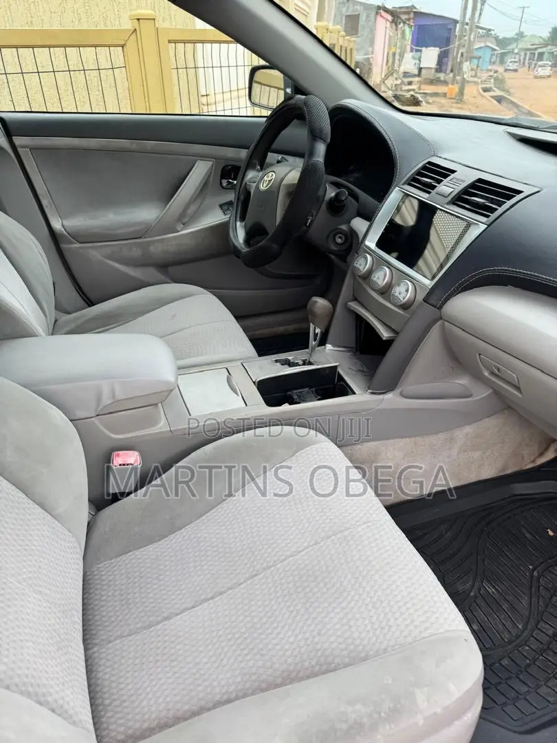 Toyota Camry LE 4dr Sedan (2.5L 4cyl 6A) 2011 Gray