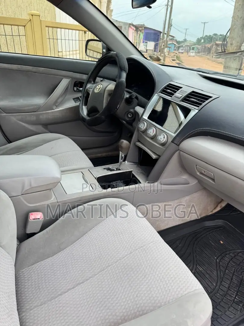Toyota Camry LE 4dr Sedan (2.5L 4cyl 6A) 2011 Gray