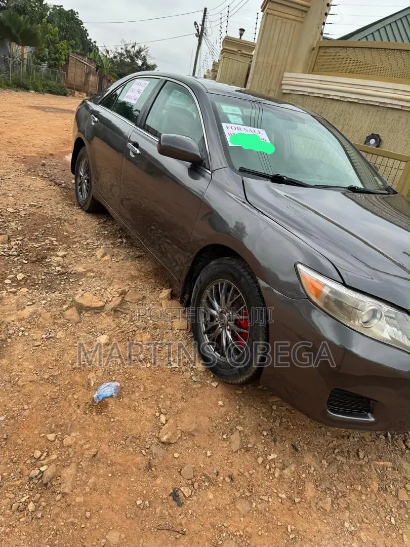 Toyota Camry LE 4dr Sedan (2.5L 4cyl 6A) 2011 Gray