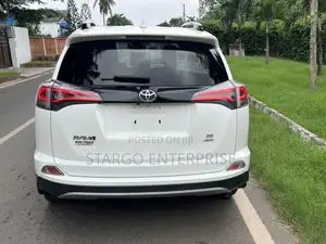 Toyota RAV4 XLE 4dr SUV (2.5L 4cyl 6A) 2018 White