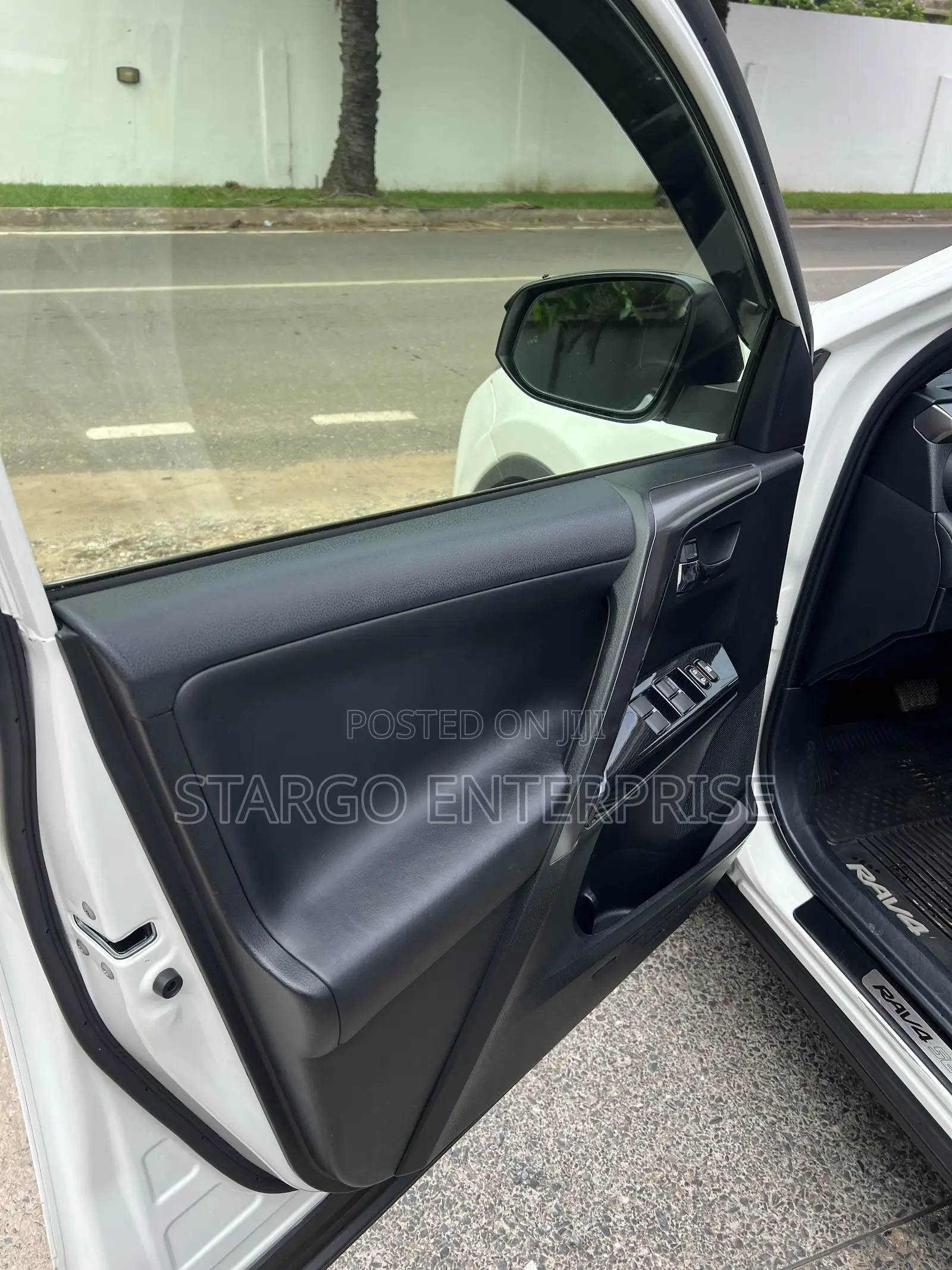 Toyota RAV4 XLE 4dr SUV (2.5L 4cyl 6A) 2018 White