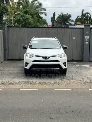 Toyota RAV4 XLE 4dr SUV (2.5L 4cyl 6A) 2018 White