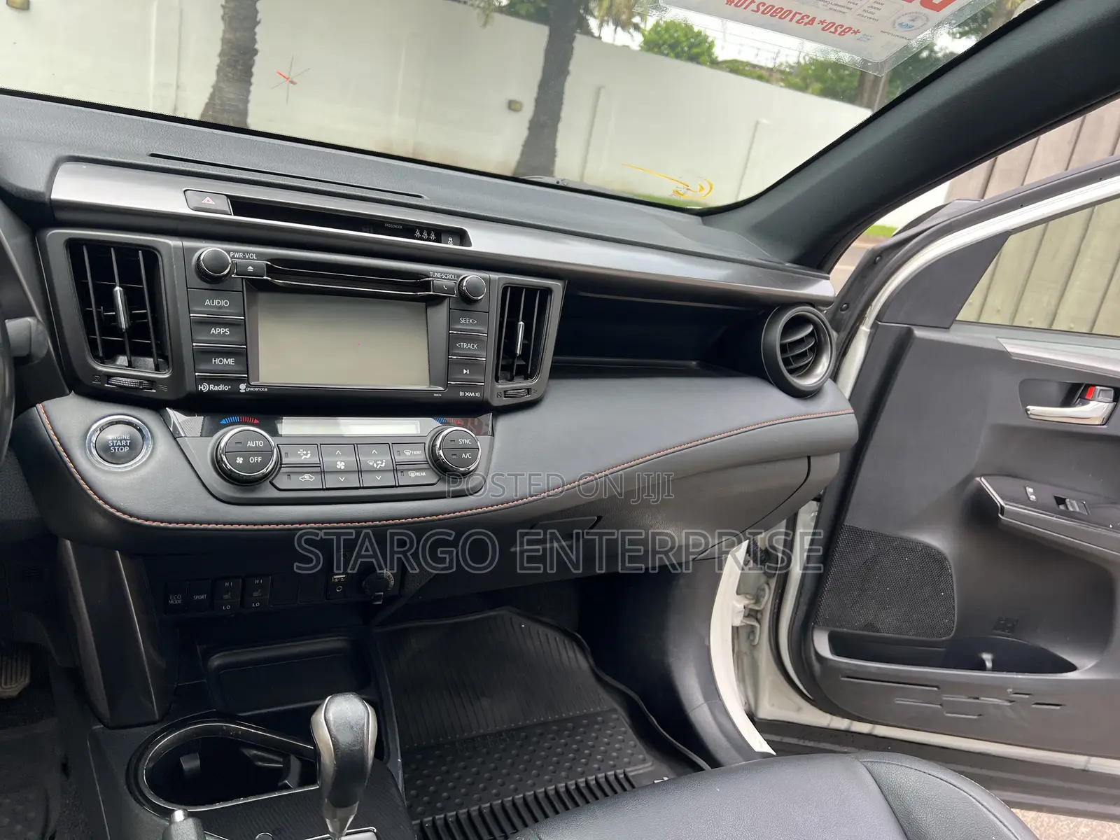 Toyota RAV4 XLE 4dr SUV (2.5L 4cyl 6A) 2018 White