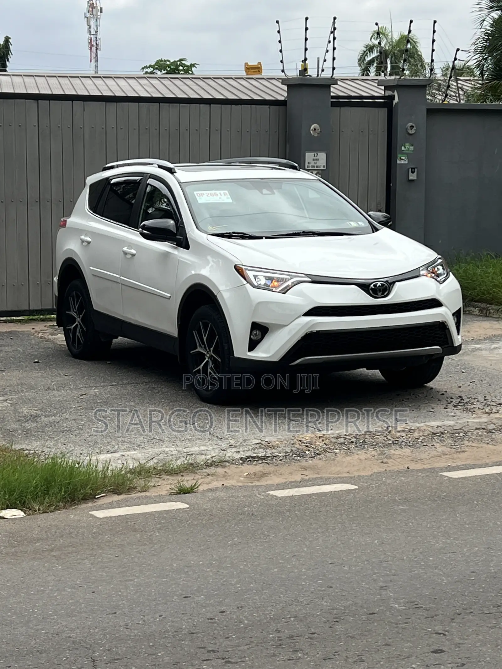 Toyota RAV4 XLE 4dr SUV (2.5L 4cyl 6A) 2018 White