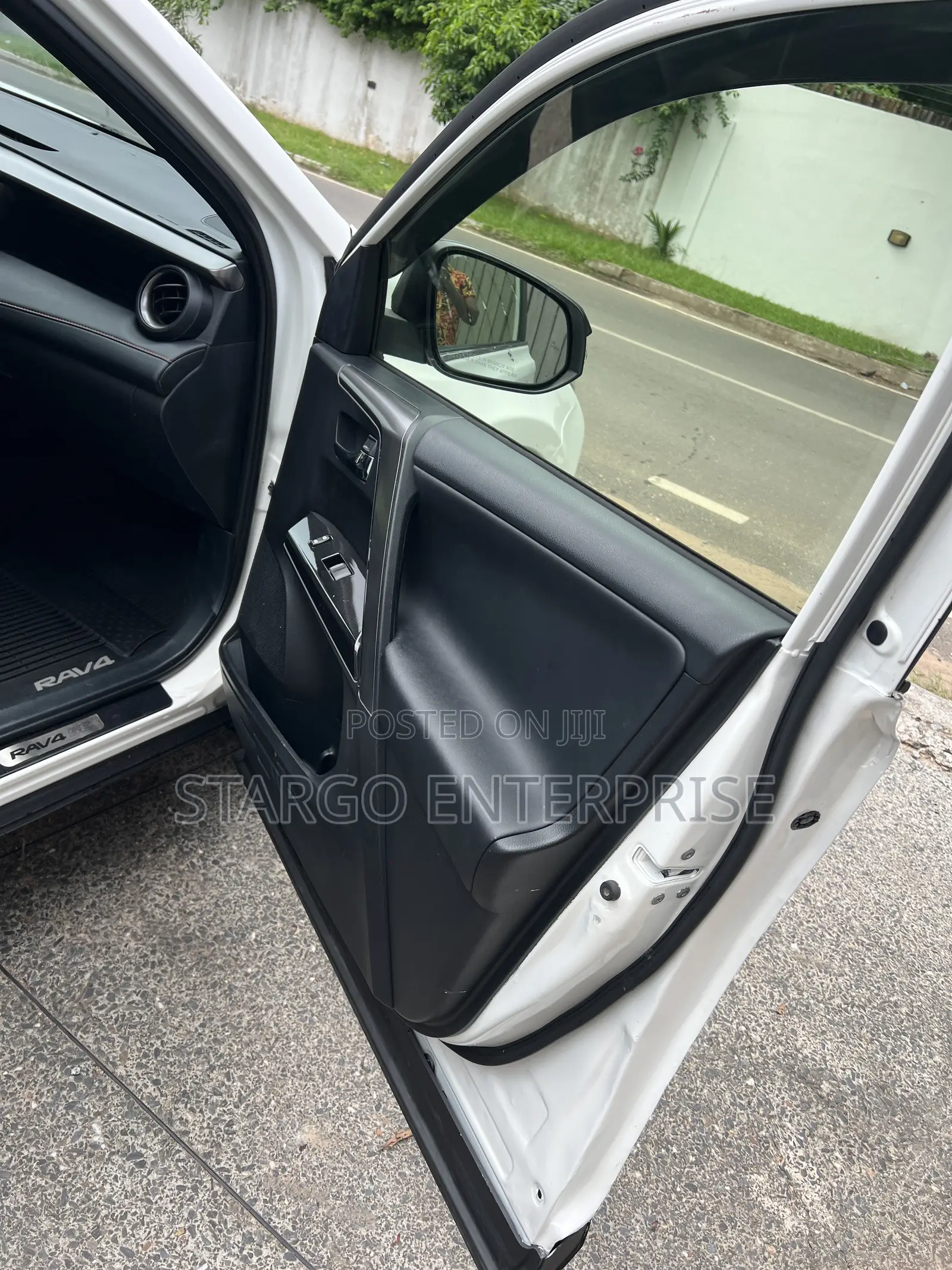 Toyota RAV4 XLE 4dr SUV (2.5L 4cyl 6A) 2018 White