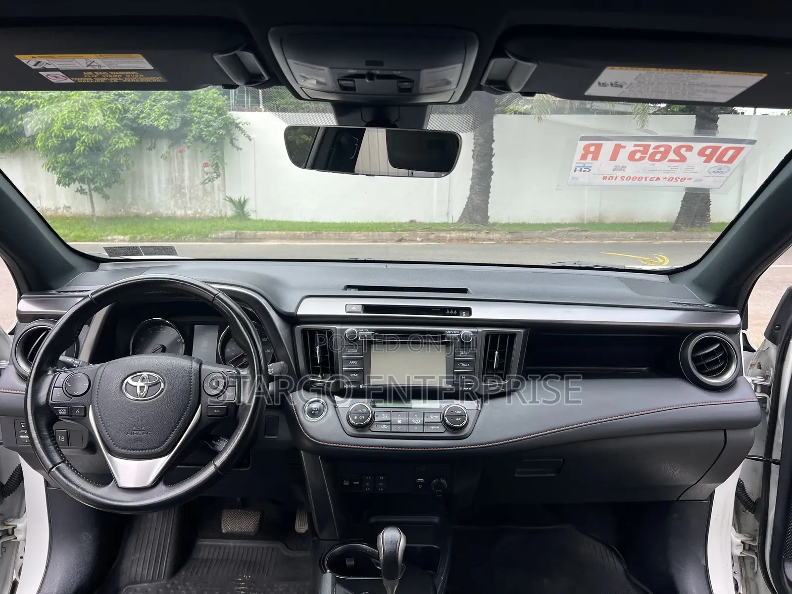 Toyota RAV4 XLE 4dr SUV (2.5L 4cyl 6A) 2018 White