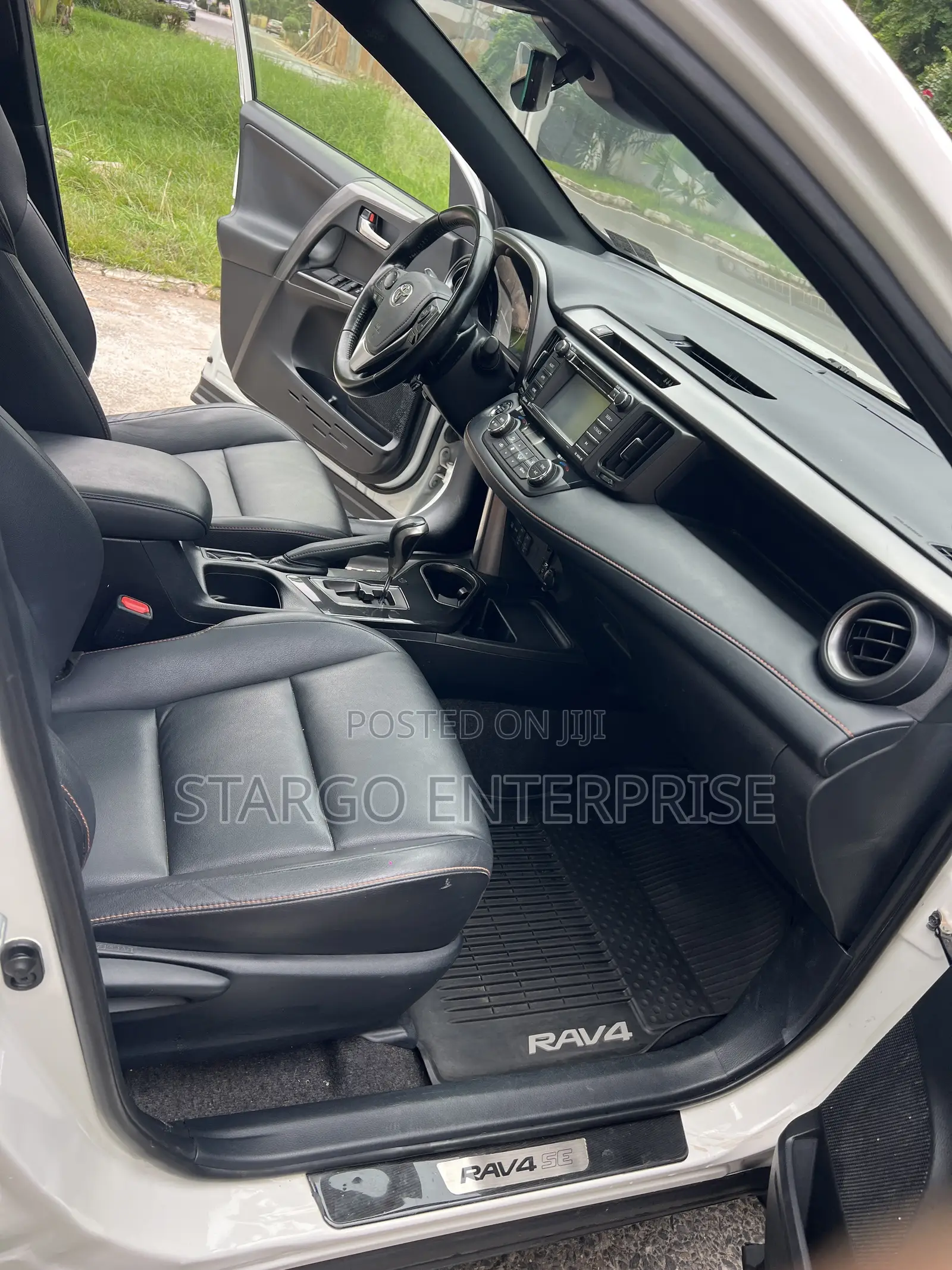 Toyota RAV4 XLE 4dr SUV (2.5L 4cyl 6A) 2018 White
