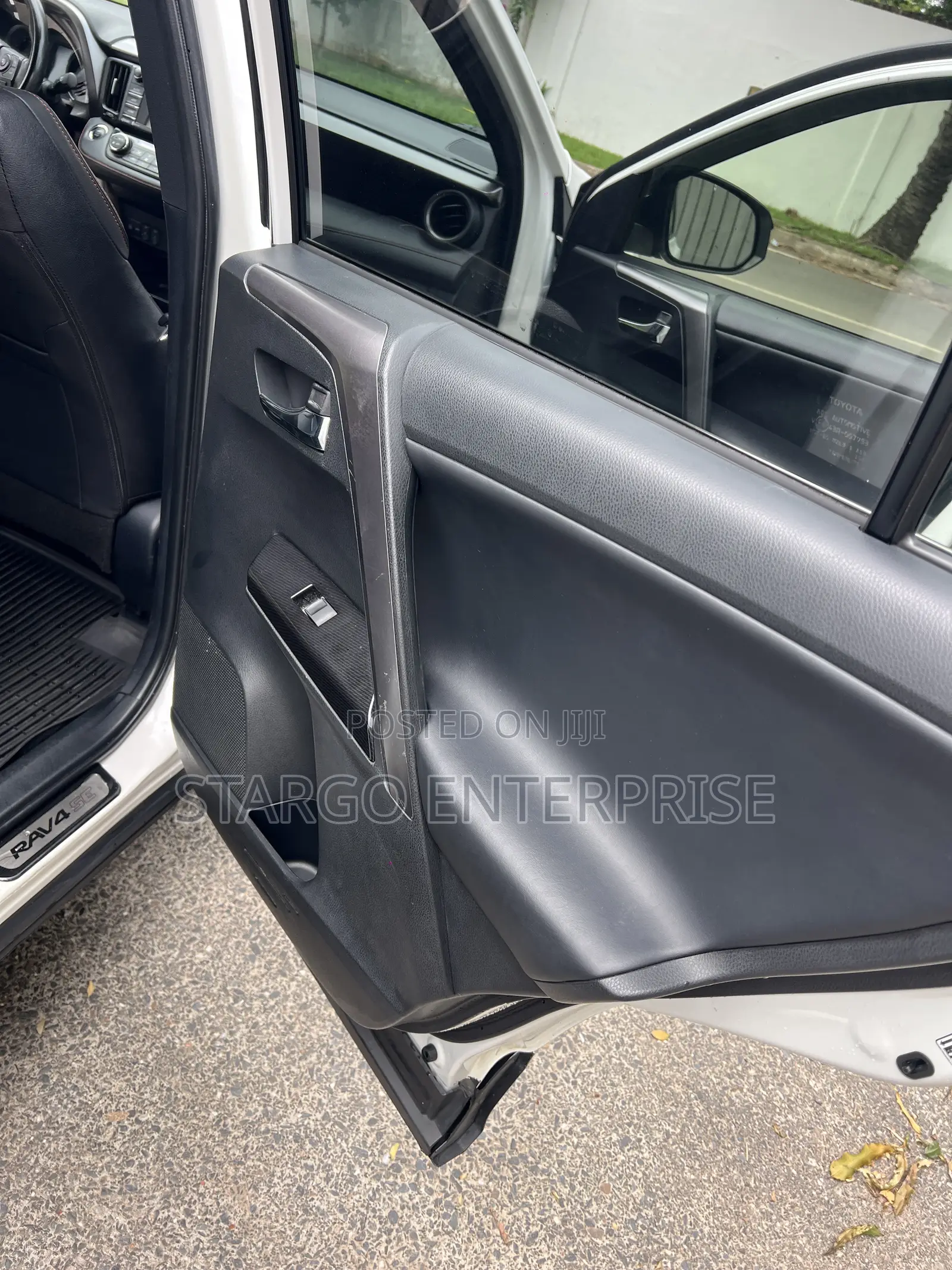 Toyota RAV4 XLE 4dr SUV (2.5L 4cyl 6A) 2018 White