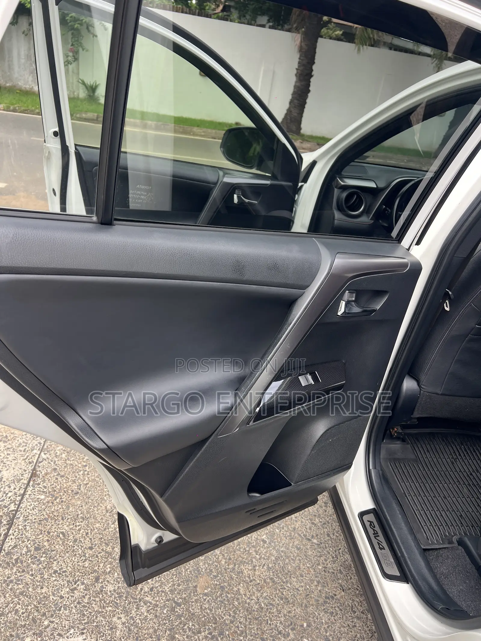 Toyota RAV4 XLE 4dr SUV (2.5L 4cyl 6A) 2018 White