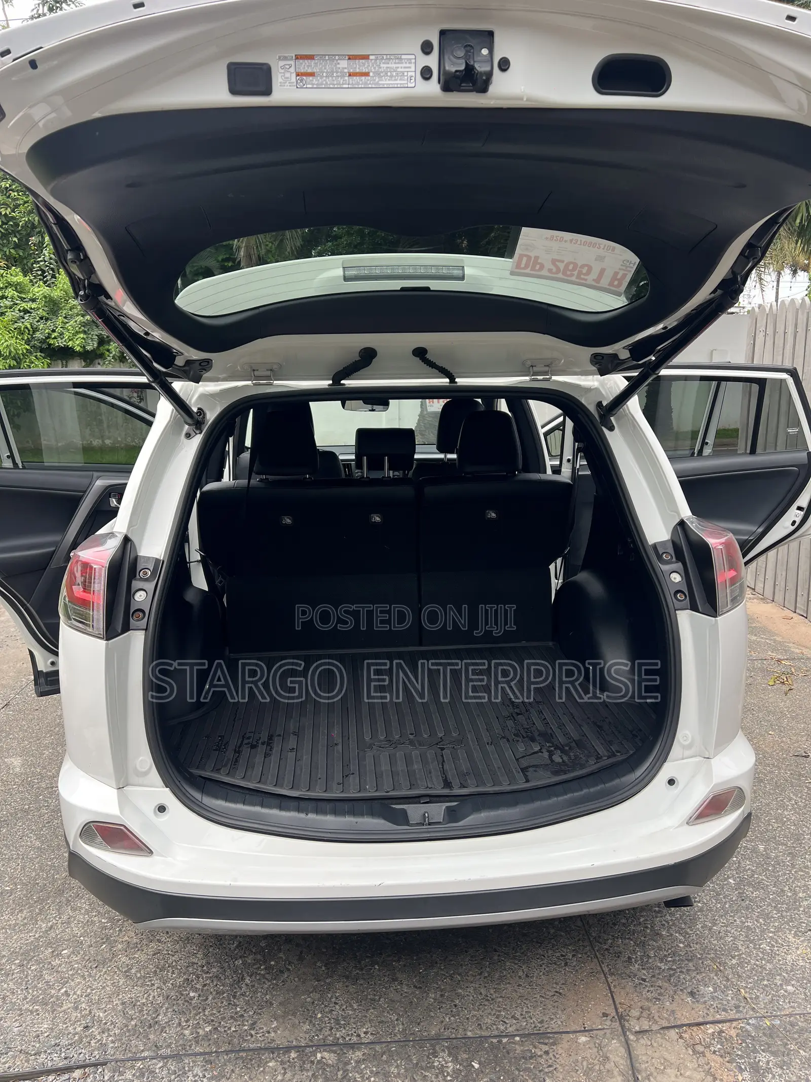 Toyota RAV4 XLE 4dr SUV (2.5L 4cyl 6A) 2018 White