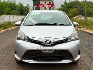 Toyota Vitz 2015 Silver