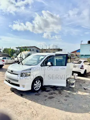 Toyota Voxy V 2WD 8-Seater 2010 White