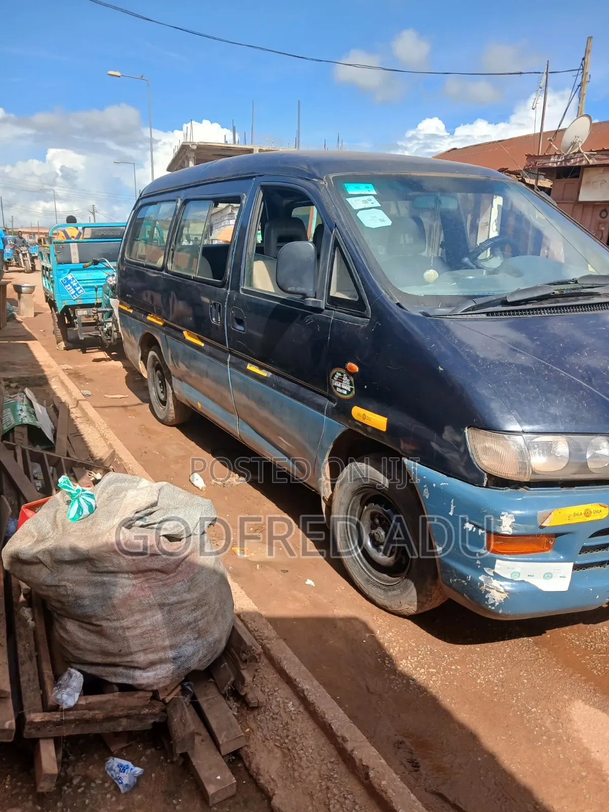 Mitsubishi L300 2016 Blue