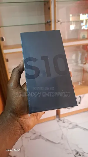 New Samsung Galaxy S10 128 GB Black