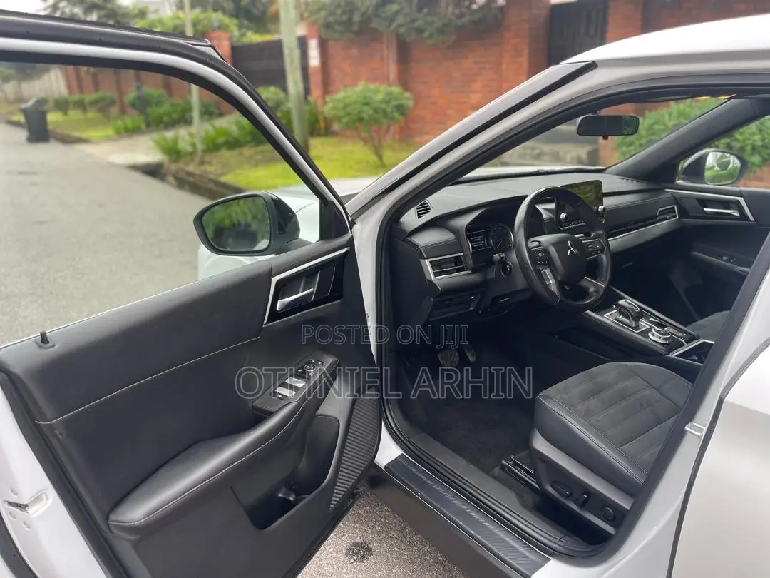 Mitsubishi Outlander 2022 White