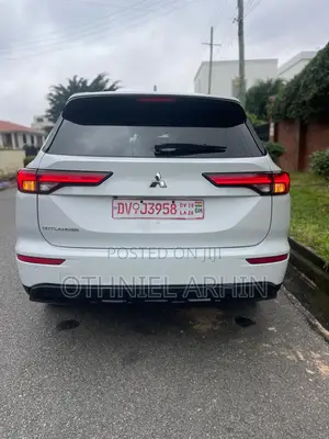 Mitsubishi Outlander 2022 White