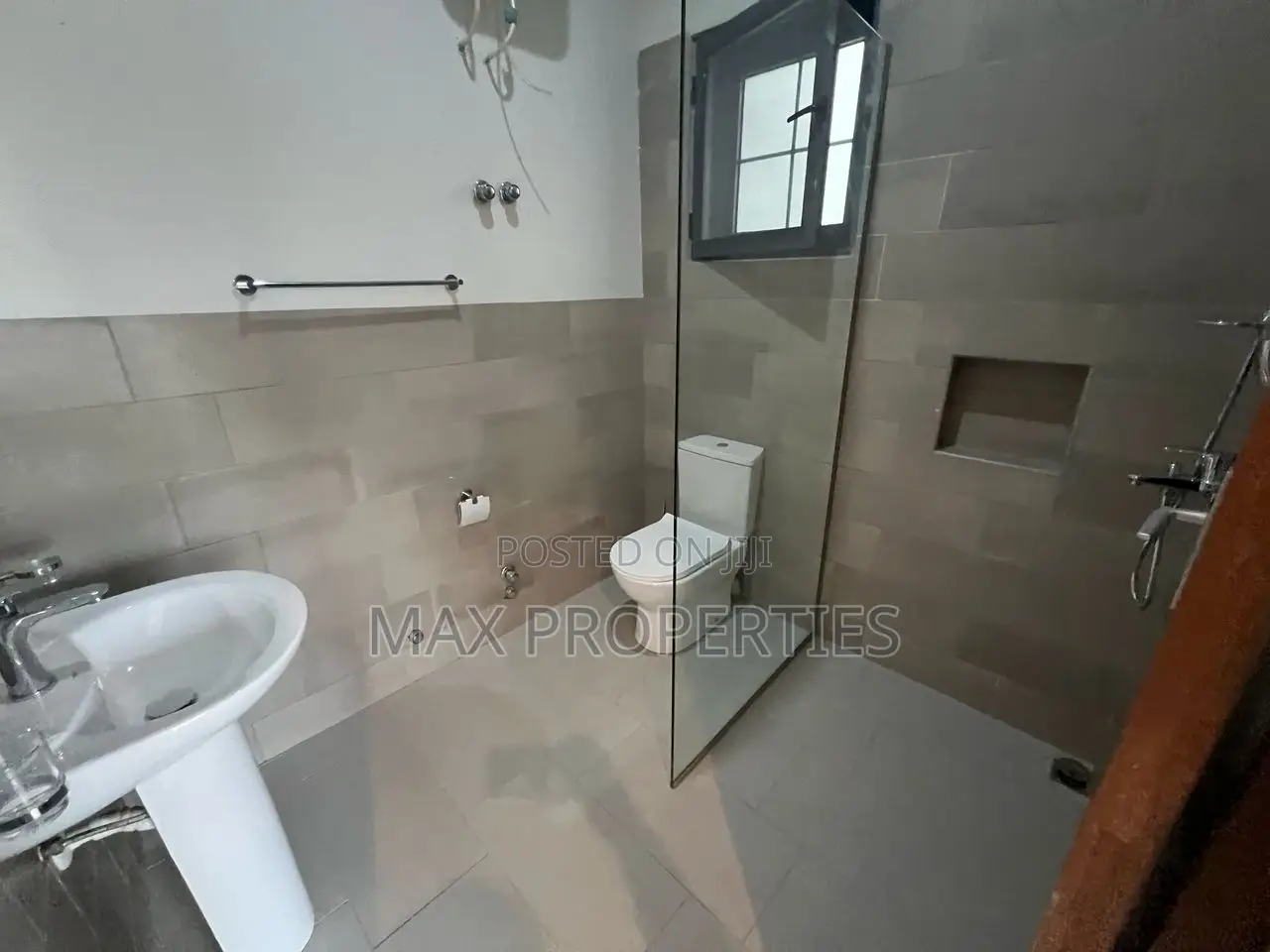 4bdrm Townhouse / Terrace in Tema Metropolitan for rent