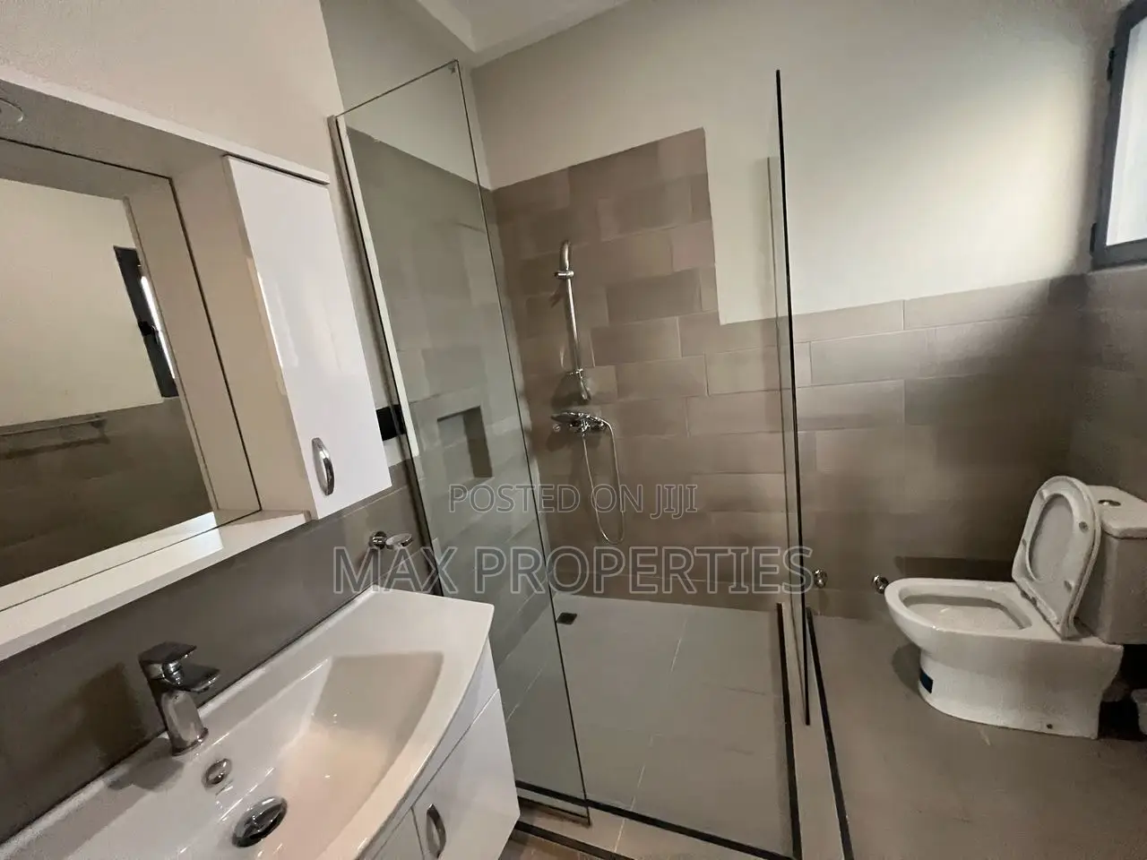 4bdrm Townhouse / Terrace in Tema Metropolitan for rent