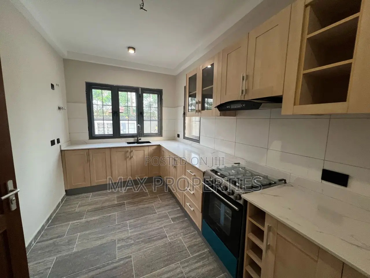 4bdrm Townhouse / Terrace in Tema Metropolitan for rent