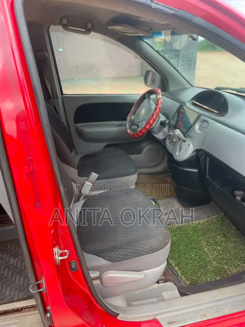 Toyota Sienta 2009 Red