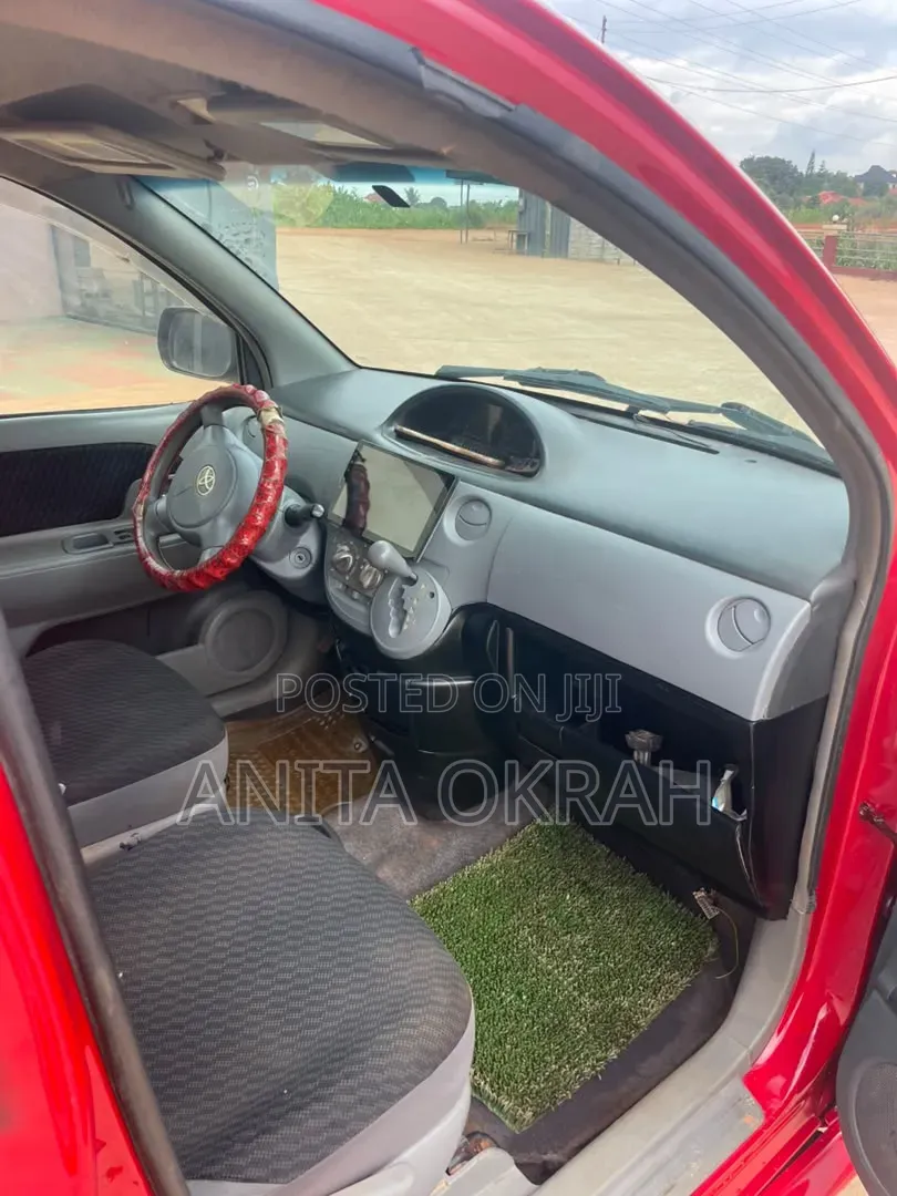 Toyota Sienta 2009 Red