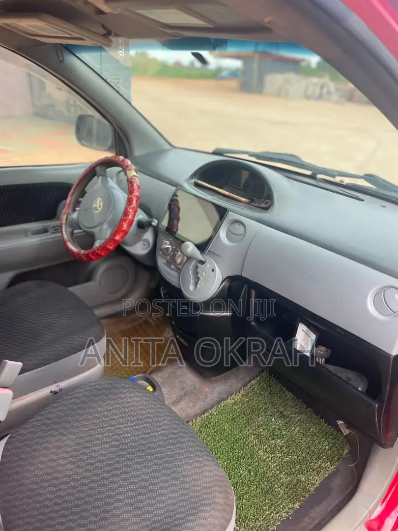 Toyota Sienta 2009 Red
