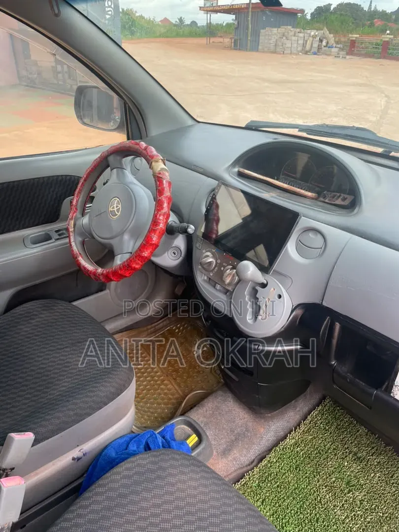 Toyota Sienta 2009 Red