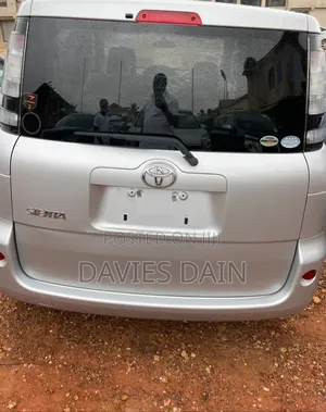 Toyota Sienta 2012 Silver