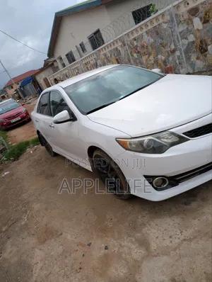 Toyota Camry SE 4dr Sedan w/Prod. End 11/13 (2.5L 4cyl 6A) 2014 White