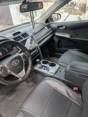 Toyota Camry SE 4dr Sedan w/Prod. End 11/13 (2.5L 4cyl 6A) 2014 White