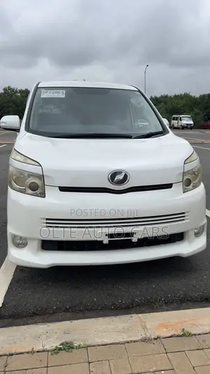 Toyota Voxy V 2WD 8-Seater 2010 White