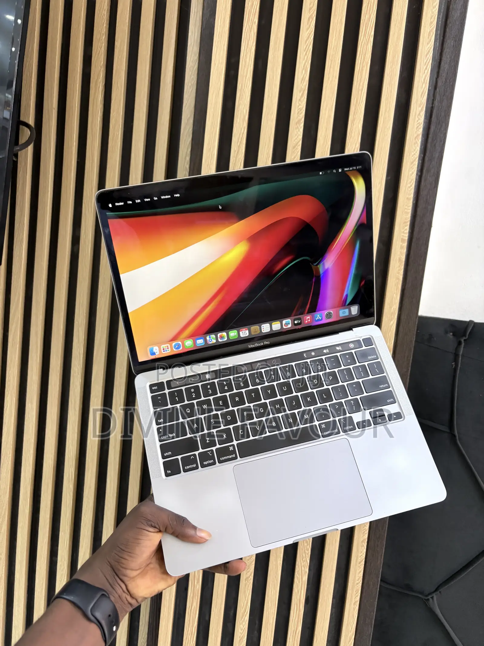 New Laptop Apple MacBook Pro 2020 8GB Intel Core i5 SSD 256GB