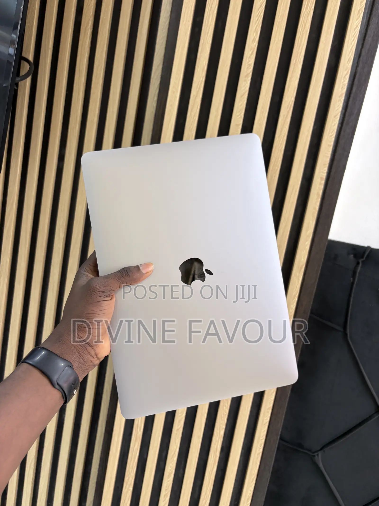 New Laptop Apple MacBook Pro 2020 8GB Intel Core i5 SSD 256GB