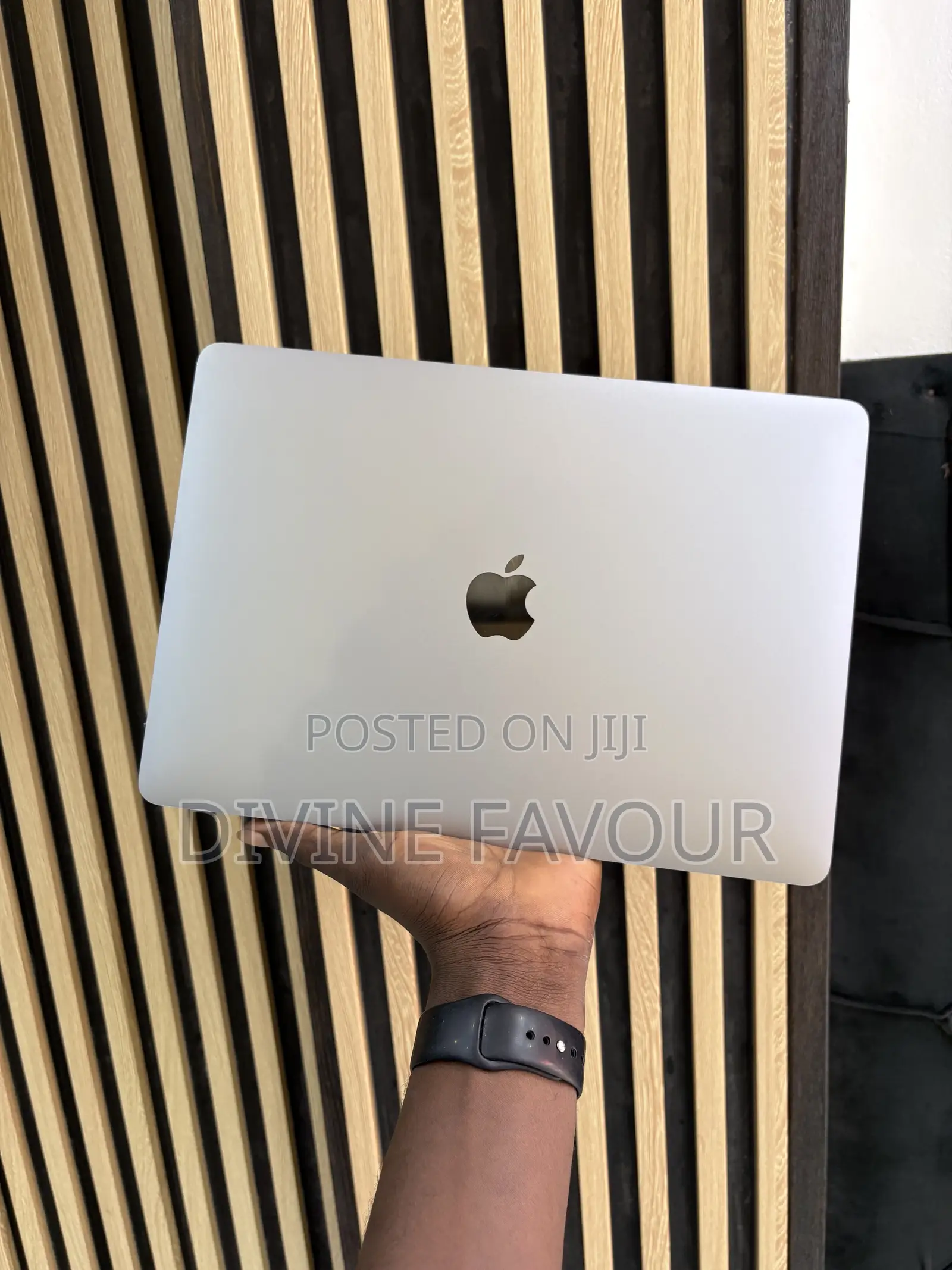 New Laptop Apple MacBook Pro 2020 8GB Intel Core i5 SSD 256GB