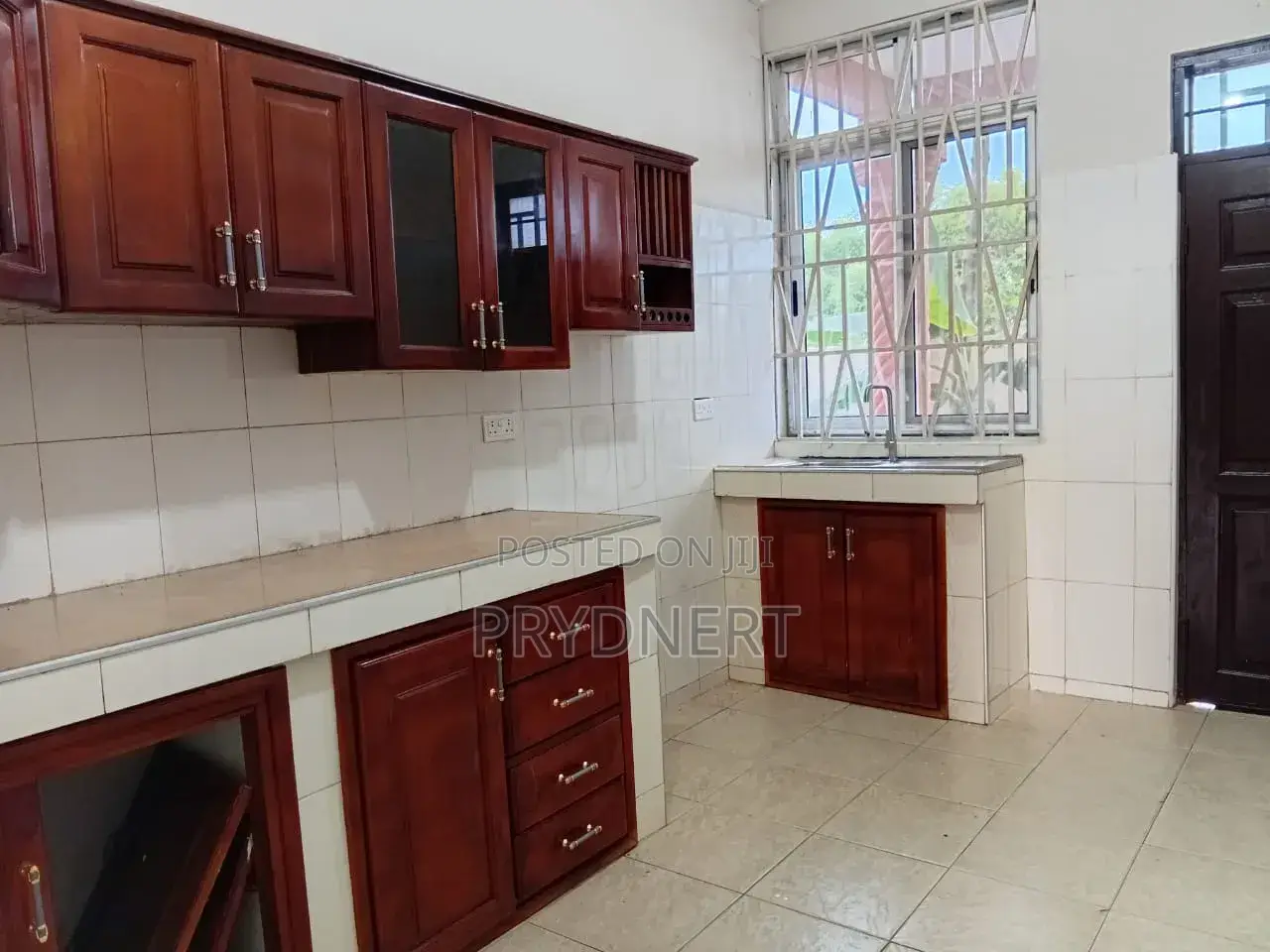 3bdrm Apartment in Savava C25, Tema Metropolitan for rent