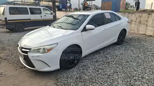Toyota Camry SE 4dr Sedan (2.5L 4cyl 6A) 2015 White
