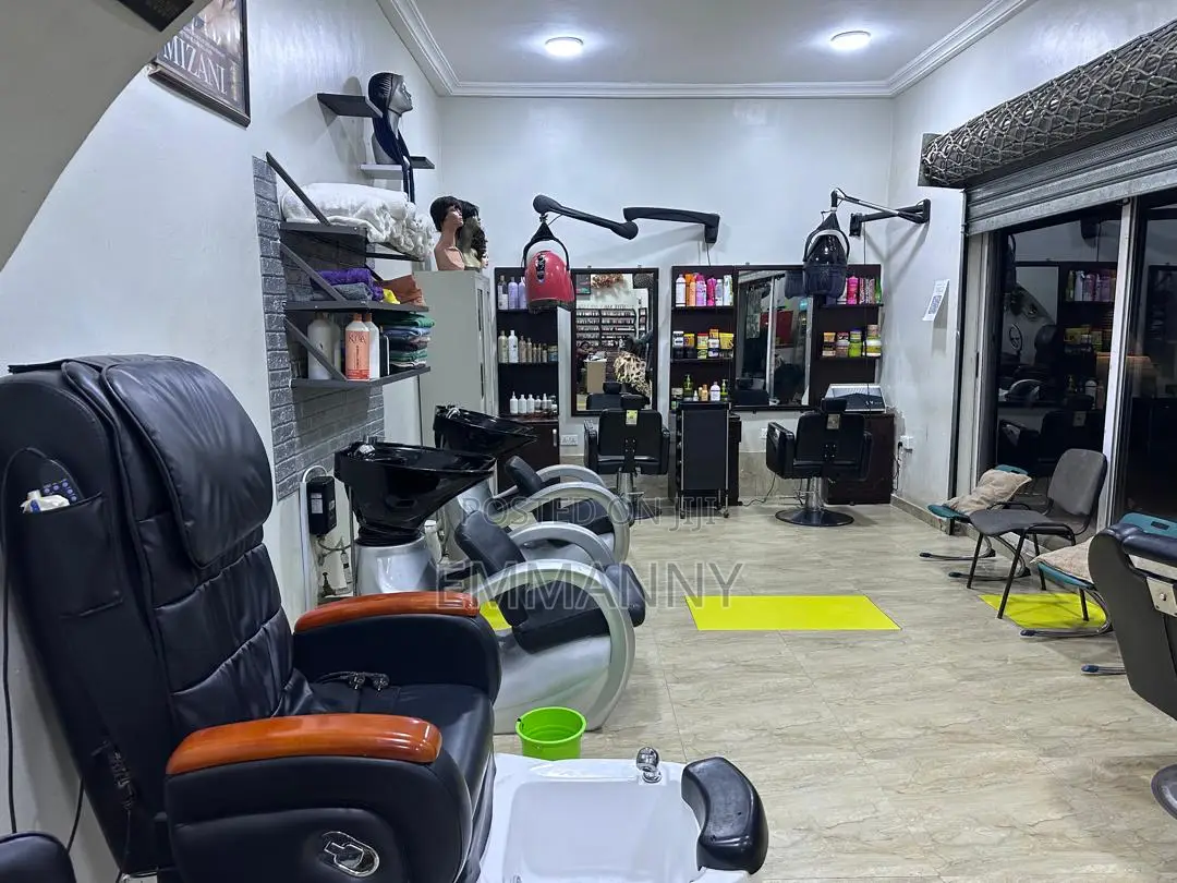 Hair Stylist/ Weavon