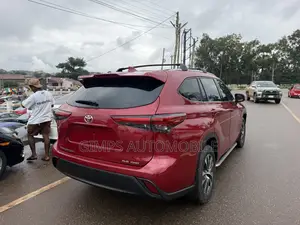 Toyota Highlander 2022 Red