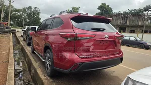 Toyota Highlander 2022 Red