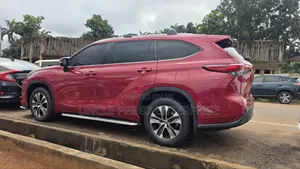 Toyota Highlander 2022 Red