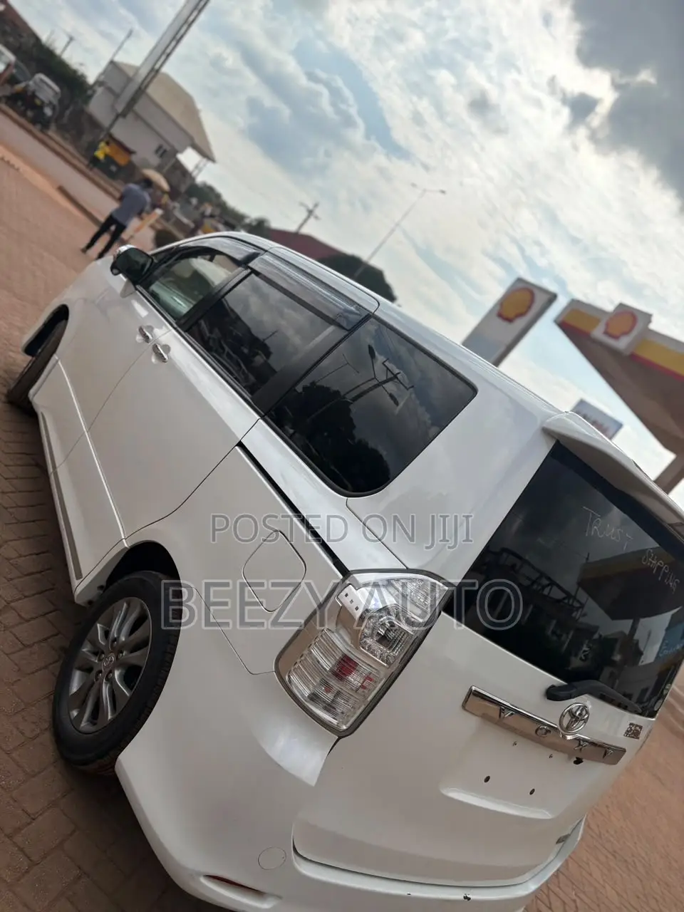 Toyota Voxy X 2WD 8-Seater 2013 White