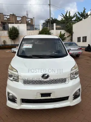 Toyota Voxy X 2WD 8-Seater 2013 White