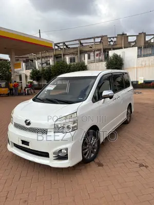 Toyota Voxy X 2WD 8-Seater 2013 White