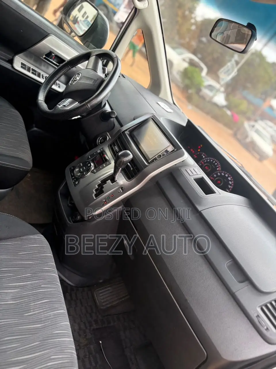 Toyota Voxy X 2WD 8-Seater 2013 White