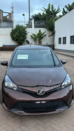 Toyota Vitz 1.3 FWD 3dr 2015 Brown