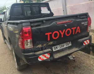 Toyota Hilux 2016 Black