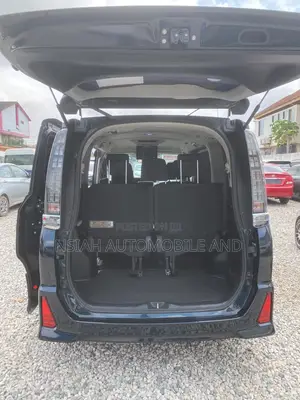 Toyota Voxy 2014 Blue