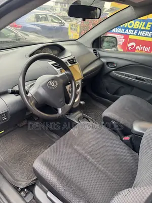 Toyota Yaris Base Sedan 4dr 2010 Blue