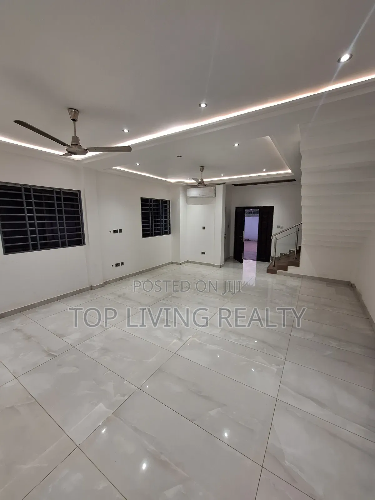 Furnished 4bdrm Townhouse / Terrace in Gate, Ashaley Botwe for rent